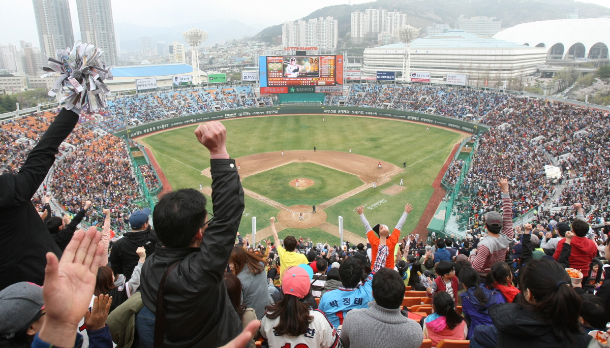 열정적인 응원을 보이고있는 롯데자이언츠 팬들